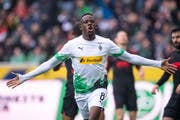 In Topform: Denis Zakaria bringt mit seinem Tor Mönchengladbach gegen Augsburg auf die Siegesstrasse (Bild: Marius Becker / Keystone, 6. Oktober 2019)