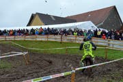 Dutzende Zuschauer verfolgen die Rennen trotz Hudelwetter. (Bild: Christoph Heer)
