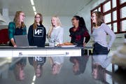 Die Yes-Projekte sind vielfältig. Im Bild: Kim Vogel, Eva Berendt, Jana Güntert, Aroni Wedage und Céline Graf mit ihrem Bananenbrot im Glas. Das Rezept stammt von Hawaii. (Bild: Maria Schmid, Zug, 03. Oktober 2019 )
