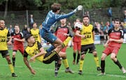 Schattdorf-Goalie Livio Mahrow (blaues Dress) hat gegen die Altdorfer alle Hände voll zu tun. (Bild: Urs Hanhart, Altdorf, 6. Oktober 2019)
