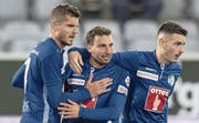 FCL-Stürmer Francesco Margiotta (Mitte) feiert seinen Treffer zum 1:0 mit Pascal Schürpf (links) und Stefan Knezevic. (Bild: Peter Schneider/Keystone, Thun, 5. Oktober 2019)