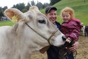Rina und Remo Fässler freuen sich mit Galina, ihrer «Miss Mosnang», über den gewonnenen Titel. (Bild: Fränzi Göggel)