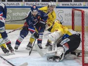 Erfolgreich angerannt: Die ZSC Lions (mit Fredrik Pettersson) gewannen gegen den SC Bern (mit dem starken Goalie Pascal Caminada) nach einem 0:2-Rückstand 3:2 nach Verlängerung und festigten ihre Leaderposition (Bild: KEYSTONE/URS FLUEELER)