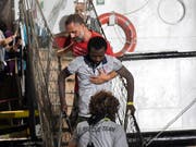 Nach knapp dreiwöchiger Blockade auf dem Mittelmeer hat das Rettungsschiff «Open Arms» mit mehr als 80 Migranten an Bord am 21. August im Hafen der italienischen Insel Lampedusa anlegen dürfen. (Bild: KEYSTONE/AP/SALVATORE CAVALLI)