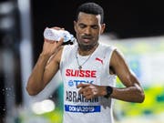 Tadesse Abraham kühlt seinen Körper. (Bild: KEYSTONE/JEAN-CHRISTOPHE BOTT)