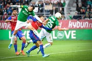 Anhaltende Angriffsbemühungen: Die St. Galler Jérémy Guillemenot (vorne) und Ermedin Demirovic stürzen sich auf einen Flankenball. (Bild: Ralph Ribi)