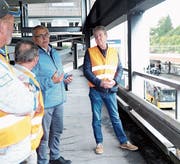 Einwohnerrat Hans Hagmann bei seinen Ausführungen im Parkhaus beim Bahnhof. Bild: Astrid Zysset