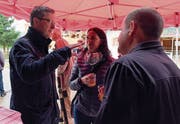Peter Keller (links) im Gespräch mit Brunch-Gästen. (Bilder: Richard Greuter, Stans, 5. Oktober 2019)