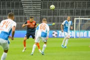 Für gewöhnlich zeigt sich Eris Abedini (in blau-orange) als zuverlässiger Rückhalt im Mittelfeld, doch gegen die Hoppers blieb auch er blass. (Bild: Gianluca Lombardi)