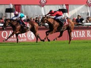 Pierre-Charles Boudot (rechts/Nummer 2) auf Waldgeist auf dem Weg zum Triumph am Prix de l'Arc de Triomphe in Paris-Longchamp (Bild: KEYSTONE/AP/MICHEL EULER)