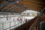 Die Banden rund um das Eisfeld müssen ersetzt werden. (Bild: Corinne Glanzmann, 26. Juli 2017)