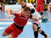 Der Schweizer Internationale Cédrie Tynowski (vorne) erzielte im EHC-Cup für Pfadi Winterthur acht Tore. (Bild: KEYSTONE/WALTER BIERI)