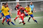 Bazenheid (am Ball Mirco Jungblut) geht gegen Uzwil als Verlierer vom Platz. (Bild: Ralph Ribi)