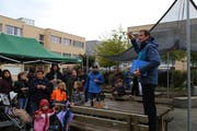 Gemeindepräsident Roland Brändli übergibt den Anwohnern ihren neuen Quartiersplatz. (Bild: Ines Biedenkapp)