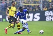 Breel Embolo hatte bei Schalke 04 selten einfache Zeiten. In seinem letzten Ruhrpott-Derby konnte er aber gegen Borussia Dortmund und seinen Freund und Nati-Kollegen Manuel Akanji gewinnen. Bild: Freshfocus.
