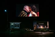 Auf der Bühne mischen sich Film und Schauspiel, Recherchereise, eigene Berichte und Theatertext. Bild: Fred Debrock