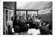 Schon um 1940 wurde im Gasthaus gesungen, wie dieses Bild aus dem Buch «Alte Göscheneralp» von Martin Steiner zeigt. (Bild: PD)