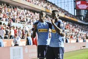 Bei Gladbach mit den Schweizern Denis Zakaria und Breel Embolo läuft es. Die beiden trafen gestern, und die Borussia ist Tabellenführer in der Bundesliga. Bild: Freshfocus.