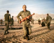 Studenten der Universität Al-Istiqlai im Westjordanland beim frühmorgendlichen Training mit einem Holzgewehr. (Bild: Meinrad Schade, Jericho, 21. Januar 2014)