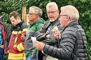 Markus Brühwiler (2. v. r) mit Roland Hardegger (rechts) und Heinz Meier vom AWE an der Bachbegehung im September.Bild: Andrea Häusler