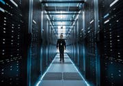 Cloud-Anbieter Amazon Web Services lagert Schweizer Kundendaten in riesigen Datenspeichern im Ausland. (Bild: Shutterstock)
