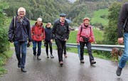 Mit Alois Bissig (Bildmitte) wanderte eine Handvoll Interessierter rund um Emmetten. Bild: Irene Infanger (5. Oktober 2019)