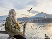 Die vom Bundesrat vorgeschlagene Erhöhung des Frauenrentenalters von 64 auf 65 Jahre kommt bei 50- bis 70-jährigen Frauen schlecht an. (Bild: KEYSTONE/CHRISTOF SCHUERPF)