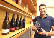 Martin Wolfer freut sich über die Prämierung seiner Weine. (Bild: PD)