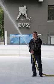 Verleiht dem Ausseneisfeld den letzten Schliff: Jürg Casalini. (Bild: Laura Sibold, Zug, 4. Oktober 2019)