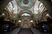 Blick ins Parlamentsgebäude: Wer darf in der kommenden Legislatur diese Treppe hochschreiten und dann in den Ständeratssaal abbiegen? (Bild: Chris Iseli)