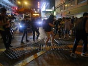Prodemokratische Regierungskritiker stellten Metallbarrieren nahe dem Chung Yeung Fest auf, an dem der Toten gedacht wird, um die Polizei fernzuhalten. (Bild: KEYSTONE/EPA/FAZRY ISMAIL)