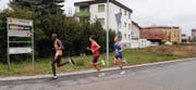 Patrick Wägeli (rechts) mit seinen zwei Begleitern an der Spitze: Tempomacher Charles Juma Ndiema aus Kenja sowie Eric Rüttimann. (Bild: Jörg Greb)