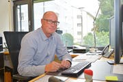 Matthias Hofmann in seinem hellen Büro im Gemeindehaus. (Bild: Mario Testa)