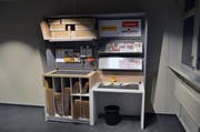 Hier können die Kunden Pakete einpacken oder Einzahlungen vorbereiten. (Bild: Martin Uebelhart, Buochs, 7. Oktober 2019)
