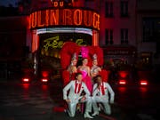 Mit einer grossen Show und Feuerwerk hat das Moulin Rouge in Paris am Sonntagabend das 130. Jahr seines Bestehens gefeiert. (Bild: KEYSTONE/AP/RAFAEL YAGHOBZADEH)