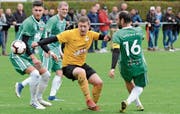 Jeton Seferi hatte einen schweren Stand gegen die gut organisierte Defensive von Linth 04 2. Trotzdem gelang ihm der zwischenzeitliche Ausgleich bei der 1:3-Niederlage. (Bild: Beat Lanzendorfer)
