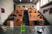 Zu wenig Naturwissenschaft, zu viel Sprachen? - Zu Beginn des Langzeitgymnasiums stimmt das vielleicht. aber es kann zugunsten der männlichen Jugendlichen korrigiert werden. (Bild: Gaetan Bally/Keystone)