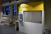 An einer Selbstbedienungstation können neu vorfrankierte Pakete abgegeben werden, ohne sich am Schalter anstellen zu müssen. (Bild: Martin Uebelhart, Buochs, 7. Oktober 2019)