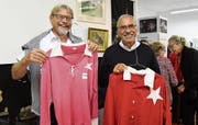 Franz Griesemer und Victor Buffoni nahmen historische Trikots an die Erzählstunde ins Ortsmuseum mit. (Bild: Yvonne Aldrovandi-Schläpfer)