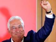 Mit erhobener Faust: Portugals sozialistischer Premierminister Antonio Costa hat die Wahlen in seinem Land gewonnen. (Bild: KEYSTONE/AP/ARMANDO FRANCA)