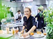 Höchstes Lob bekommt Tanja Grandits mit ihrem Basler Restaurant «Stucki» vom Gastroführer GaultMillau - neben ihrer spannenden Küche auch als motivierende Chefin. 2020 erhält sie den 19. Punkt und gehört damit als einzige Frau zu einem exklusiven Zirkel von acht Schweizer Spitzenbeizen. (Bild: Lucia Hunziker)