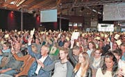 Eine der Generalversammlungen der Raiffeisenbank Rigi in der Zingelhalle Seewen. (Bild: Christoph Jud, 16. April 2018)