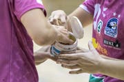 Ohne Harz geht auch im Frauenhandball nichts.