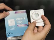 Nach einem HIV-Selbsttest wird ein negatives Resultat angezeigt, signalisiert durch einen einzelnen blauen Punkt. (Bild: Keystone/CHRISTIAN BEUTLER)