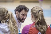 Trainer Carlos Lima im Gespräch mit einer Spielerin.