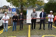 Foto der offiziellen Eröffnung. Von links nach rechts: Adrian Annen (ebs Energie AG), Andrea Betschart (Gemeinde Sattel), Adolf Lüönd (Gemeinde Sattel), Domenic Lanz (GOFAST), Jonas Bürgler (ebs Energie AG), Tamara Roos (ebs Energie AG). (Bild: PD)