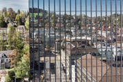 Ungewohnte Sicht auf die Stadt St.Gallen: Die Kornhausstrasse und die Falkenburg spiegeln sich in der Fassade des Rathauses. (Bild: Benjamin Manser, 20. April 2018)