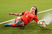 Setzt auch mal zur Grätsche an: Géraldine Reuteler. (Andy Mueller/Freshfocus)