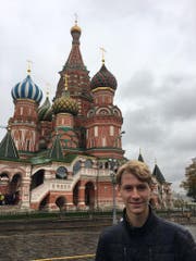Der Horwer Sek-Schüler Christian Funk vor der Basilius-Kathedrale in Moskau. (Bild: PD)