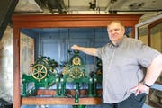 Die Uhr der Kirche Linsenbühl ist saniert. Neu läuft sie wieder mechanisch, mit elektrischer Unterstützung.